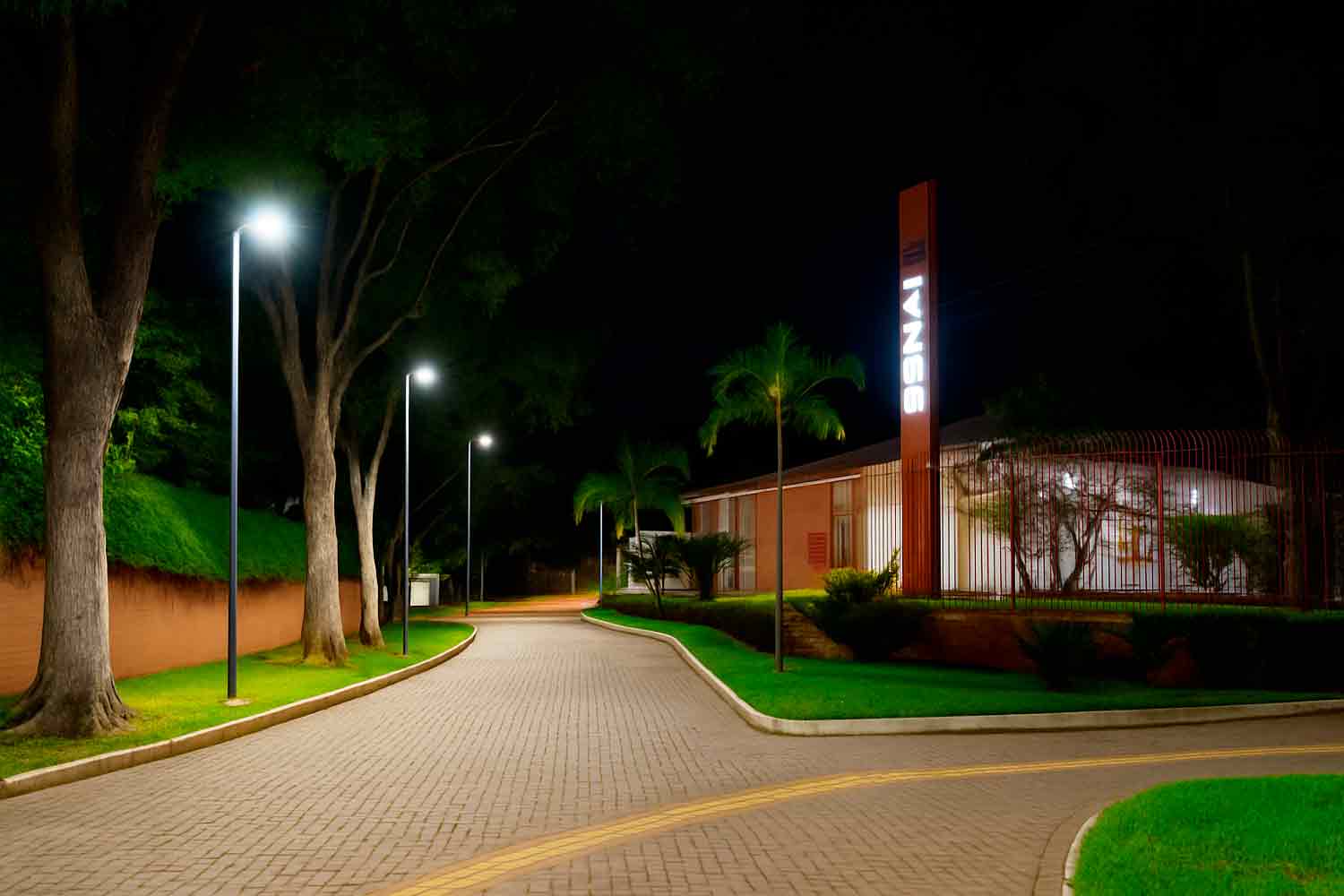 Projeto iluminação no Senai Jundiaí área externa